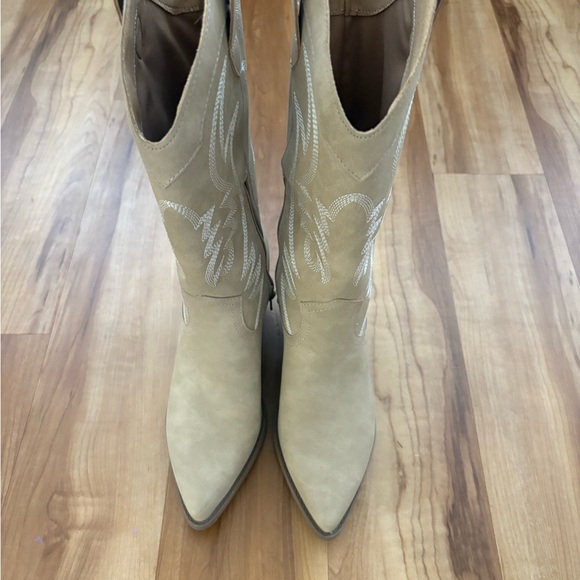 Elegant Tan Western Boots - Picture 2 of 4